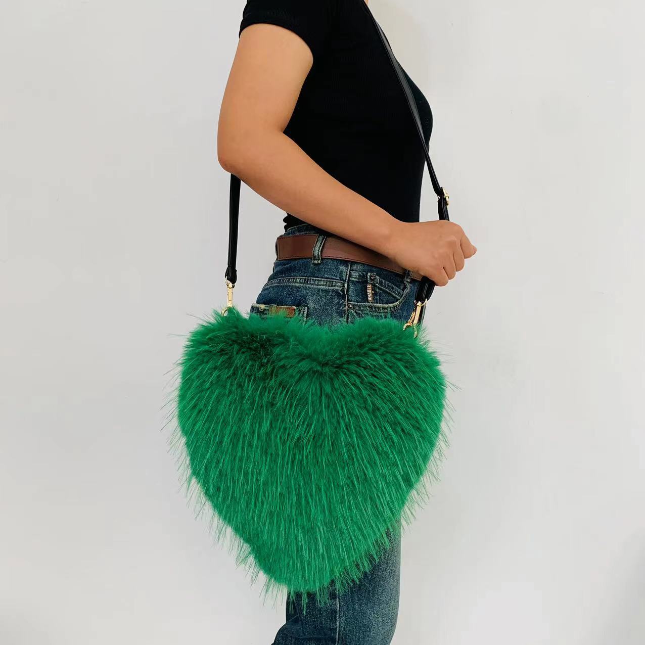 Heart-Shaped Plush Crossbody Bag Soft Raccoon Fur Shoulder Bag with Zipper Pocket, Retro Style