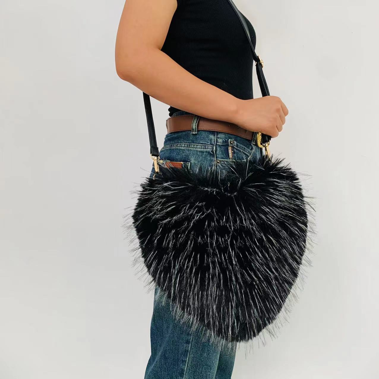 Heart-Shaped Plush Crossbody Bag Soft Raccoon Fur Shoulder Bag with Zipper Pocket, Retro Style