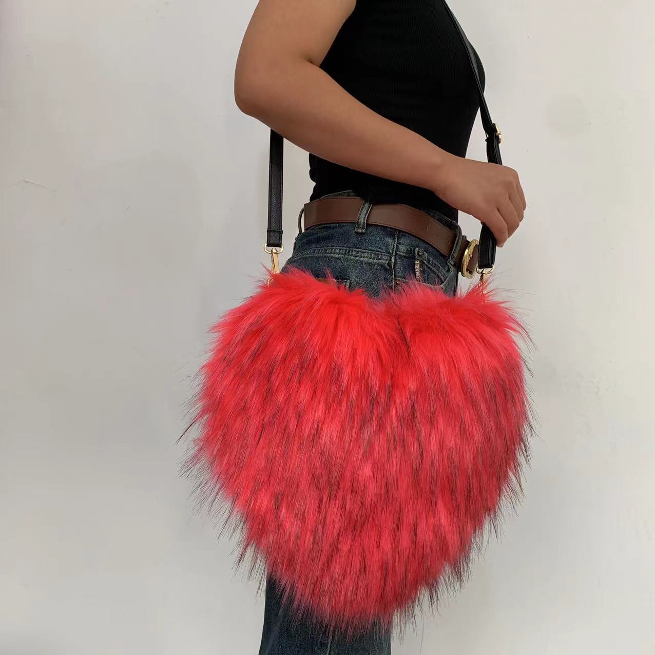 Heart-Shaped Plush Crossbody Bag Soft Raccoon Fur Shoulder Bag with Zipper Pocket, Retro Style