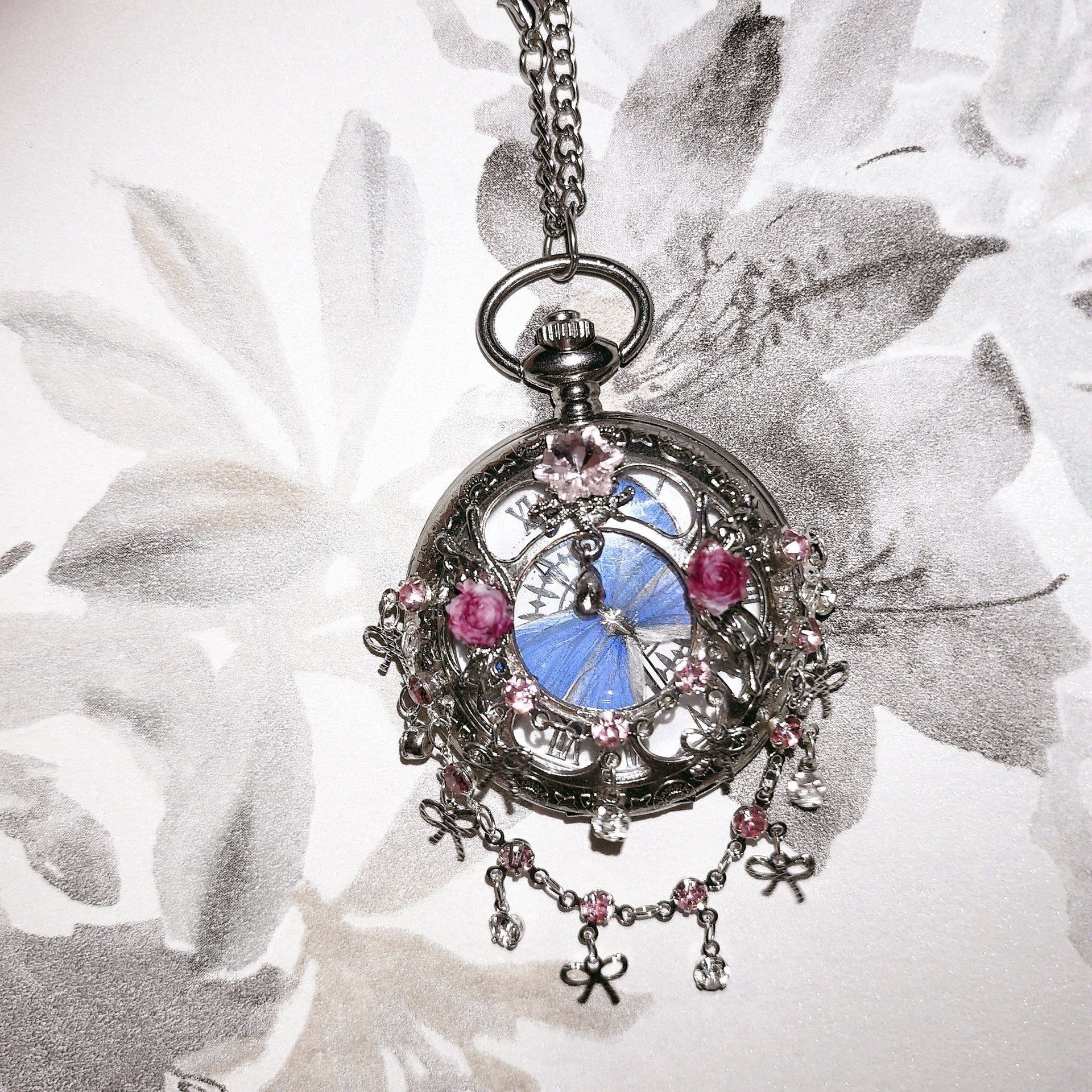 Movable Butterfly Pocket Watch Decorative Analog Timepiece with Crystal & Tassel Styles - Elegant Gift for Friends & Couples