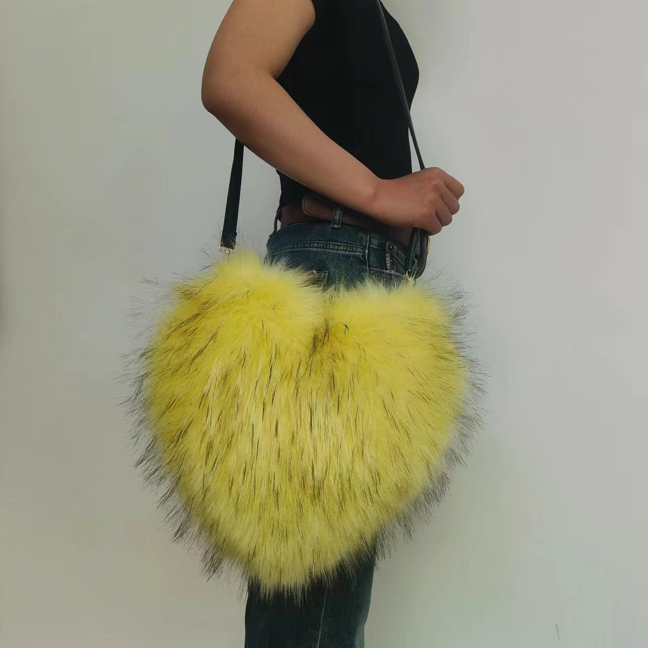 Heart-Shaped Plush Crossbody Bag Soft Raccoon Fur Shoulder Bag with Zipper Pocket, Retro Style