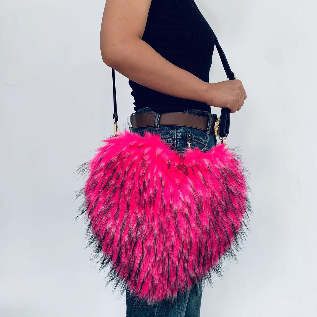 Heart-Shaped Plush Crossbody Bag Soft Raccoon Fur Shoulder Bag with Zipper Pocket, Retro Style